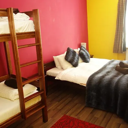 Naughty Squirrel Backpackers بيت شباب